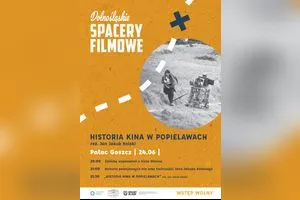 Kino im Freien auf dem Platz des Palastes